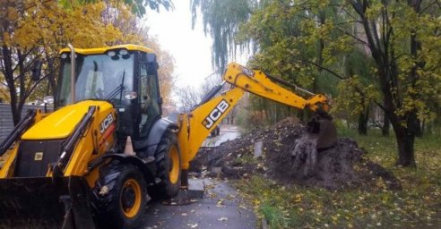 
В Киевском районе продолжают восстанавливать поврежденные взрывами водоводы
