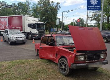 На Новых Домах внедорожник и ВАЗ не поделили перекресток и технично &laquo;послали&raquo; полицейских