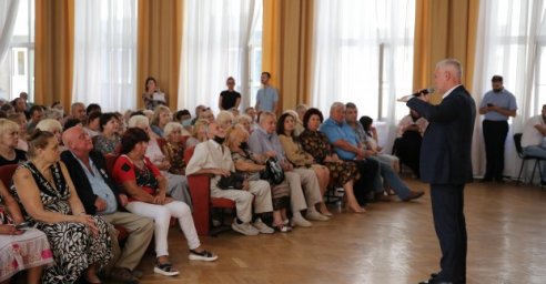 Игорь Терехов поздравил ветеранов Новобаварского и Холодногорского районов