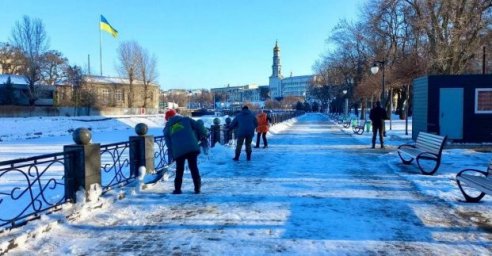
В Харькове убирают снег около 1700 коммунальщиков

