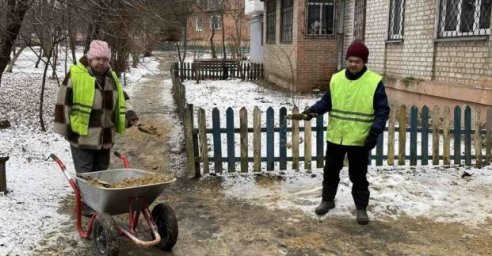 
В Харькове снег и лед убирают почти две тысячи коммунальщиков
