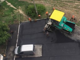 &laquo;Герой парковки&raquo; помешал в Мелитополе заасфальтировать площадку (ФОТО)