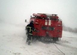 В нескольких районах Харьковщины спасатели освобождали из снежного плена легковушки с детьми