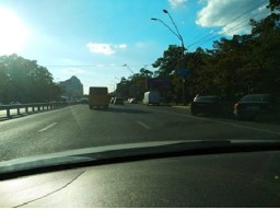 &laquo;Автохамы&raquo; начали наглеть: столичные водители стали оставлять автомобили просто на проезжей части (Ф