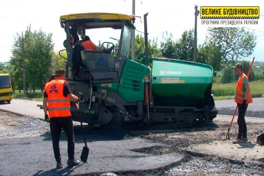 На дороге в поселок Элитное уложили нижний слой из асфальтобетонной смеси