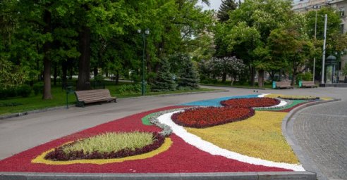 Харьковские озеленители украшают цветами сад имени Шевченко