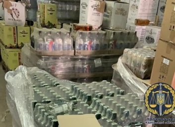 Дистрибьютор легального алкоголя решил заработать на продаже крупной партии фальсификата (ВИДЕО, ФОТ