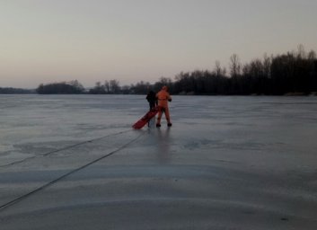 Спасатели вышли на тонкий лед, чтобы достать труп из воды (ФОТО)