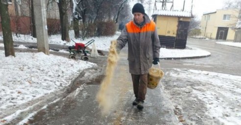 
В Харькове посыпают дороги во время гололеда
