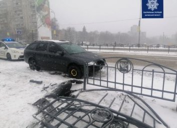 Водитель не справился на скользкой дороге и снес ограждение перед Региональным центром