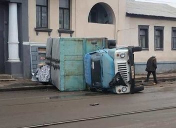 После столкновения с ВАЗом на Гольдберговской перевернулся грузовик (ФОТО)
