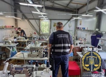 На Салтовке подпольно отшивали мировые бренды: изъято товаров более чем на 2 млн грн (ФОТО)