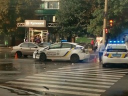 В Харькове машина патрульной полиции попала в ДТП, пострадал инспектор