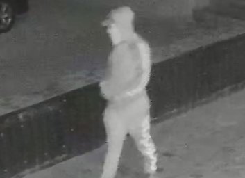 Копы опубликовали видео с поджигателем автомобиля в Лозовой: ищут свидетелей (ГУ НП)