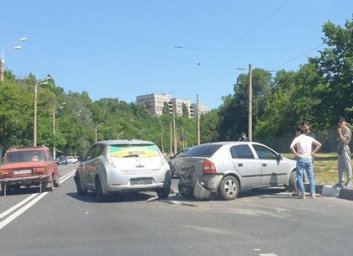 &laquo;Тройничек&raquo; на Журавлевском спуске надолго перекрыл дорогу (ФОТО)
