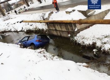 В Харькове автомобиль вылетел с дороги и опрокинулся в канаву с водой