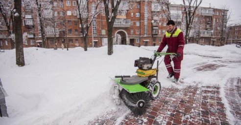 Более 1600 дворников убирают во дворах Харькова