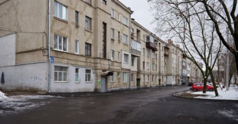 На улице Искринской, 33 благоустраивают территорию 