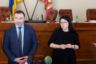 Медики, которые переболели COVID-19, продолжат получать помощь в 10 тысяч гривень