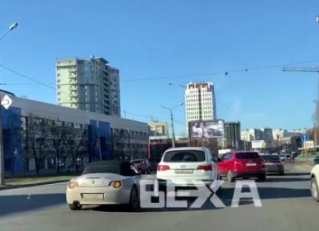 ДТП: немецко-японское столкновение частично перекрыло улицу (ВИДЕО)