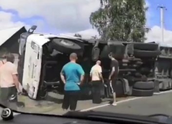 ДТП: на трассе перевернулась фура, оборвав провода (ВИДЕО)