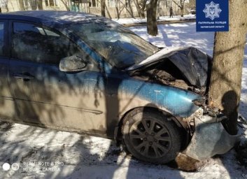 На ул. Отакара Яроша водитель Mazda припарковался с риском для жизни