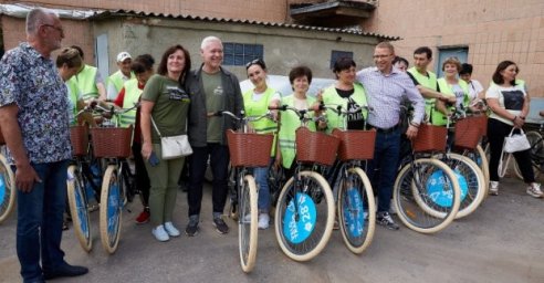 
В Харькове дворовым рабочим передали велосипеды
