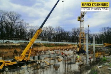 Строители начали монтировать железобетонный каркас нового онкоцентра