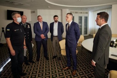 Президент собрал срочное совещание по поводу лесных пожаров в Харьковской и Луганской областях