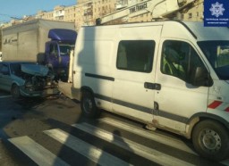 В Харькове нарушитель на Volkswagen "догнал" микроавтобус на пешеходном переходе
