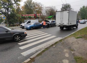 На поселке Жуковского легковушки не поделили пешеходный переход