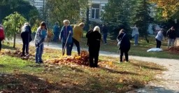 Скверы &laquo;Стрелка&raquo;, Героев Небесной Сотни и Гимназическую набережную очистили от листвы