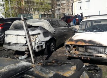 На гаражной стоянке поночи пылали и недорогие ВАЗы и элитные Infiniti и &laquo;жуки&raquo;