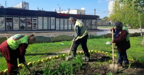 Коммунальщики приводят в порядок дворы харьковчан