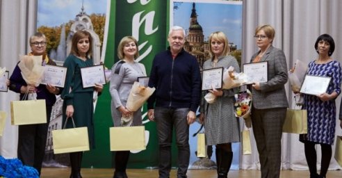 
Социальных работников Холодногорского и Новобаварского районов поздравили с профессиональным празд