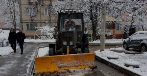 
В Харькове снег убирают более двух тысяч коммунальщиков

