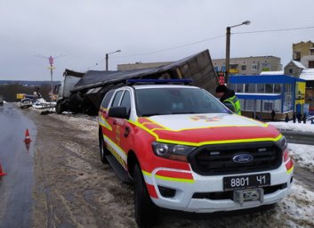 Как спасатели вырезали опрокинувшуюся фуру из отбойника (ФОТО)
