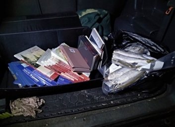 Два в одном - контрабандист удивил таможенников обширной библиотекой и кучей замороженной рыбы (ФОТО