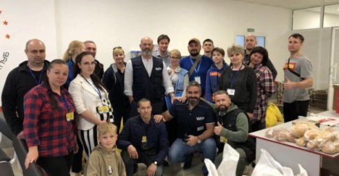 Харьковчане получают гуманитарную помощь в клубах по месту жительства