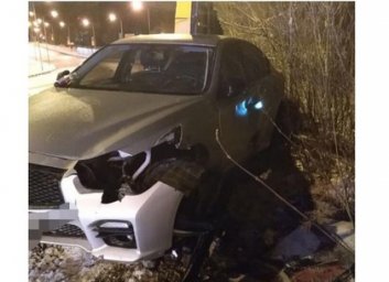 Легкий гололед и неаккуратное вождение изрядно потрепали элитную Infinity (ФОТО)