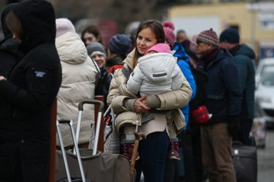 
Украинцам выплачивают 18 тысяч гривен за три месяца. Кто может получить помощь

