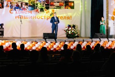 Алексей Кучер поздравил работников завода «Свет шахтера» с Днем машиностроителя