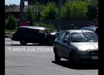 ДТП на Салтовке: гордость советского автопрома лишилась капота (ВИДЕО, Обновлено)