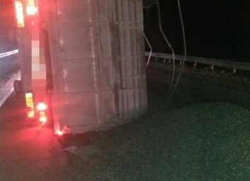 ДТП: на дороге перевернулся прицеп с семечками (ФОТО)