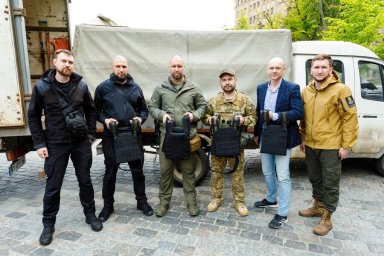 Защитники Харькова получили очередную партию бронежилетов