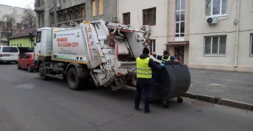 
Рабочие КВБО продолжают убирать в центре Харькова
