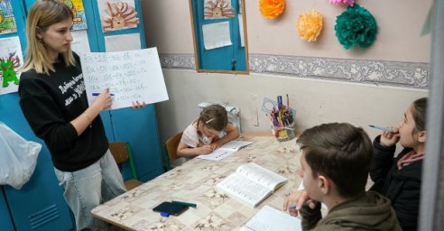 Для детей продолжают проводить уроки в харьковском метро
