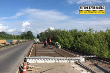 Дорожники бетонируют плиту на мосту через Северский Донец