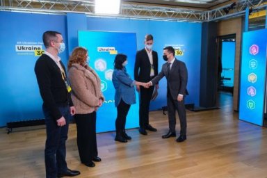 Президент поздравил семьи, которые первыми подписали договора &laquo;Доступной ипотеки 7%&raquo;