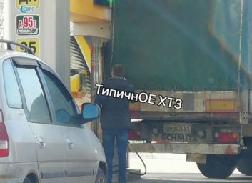 Обошлось без последствий: фура стукнула колонку на заправке (ФОТО)